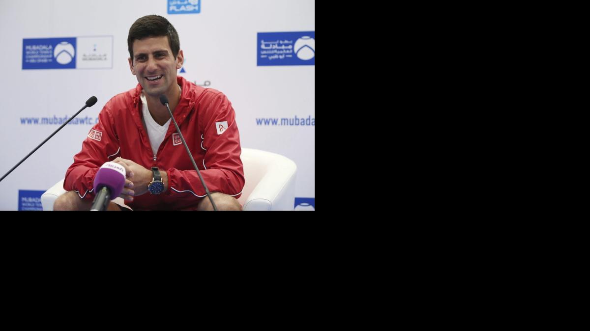 
El tenista serbio Novak Djokovic habla en una rueda de prensa  en el torneo de exhibición de Abu Dhabi, Emiratos Arabes Unidos.


