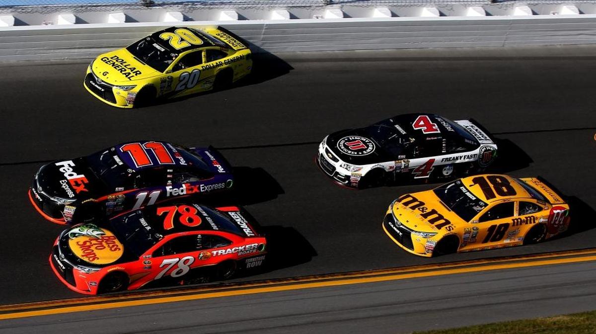 Matt Kenseth, piloto del coche #20 Dollar General Toyota pierde el control en el final de las 500 Millas de Daytona, el domingo 21 del 2016 en Daytona Beach, Florida.
