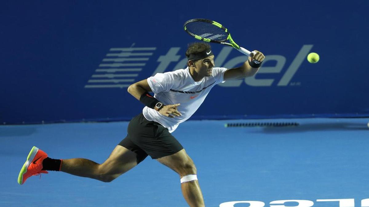 El español Rafael Nadal devuelve una bola al alemán Mischa Zverev, en el partido del Abierto Mexicano celebrado el 28 de febrero del 2017.