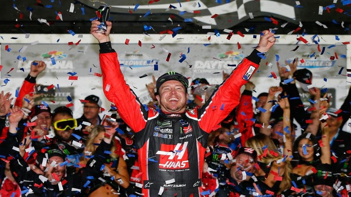 Kurt Busch, piloto del coche #41 Haas Automation/Monster Energy Ford, celebra luego de ganar la 59 edición de la DAYTONA 500 en el Autódromo Internacional de Daytona, el domingo 26 de febrero del 2017 en Daytona Beach, Florida.