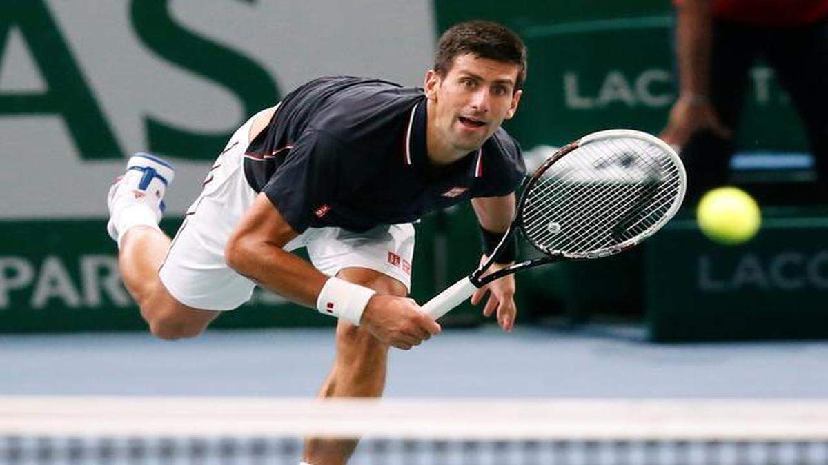
El serbio Novak Djokovic, el vigente campeón de Indian Wells, realiza un saque ante el canadiense Milos Raonic, el 2 de noviembre del 2014.


