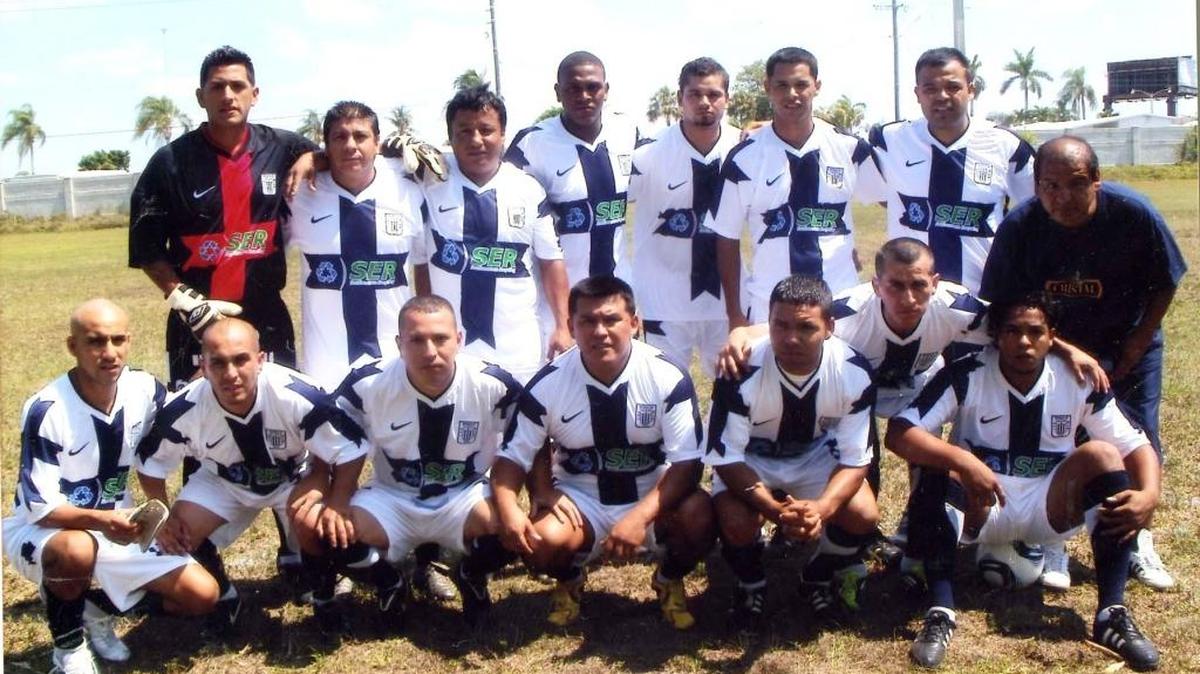Los Íntimos de North Miami Beach con su capitán Jorge Heredia y su estratega José Uceda.