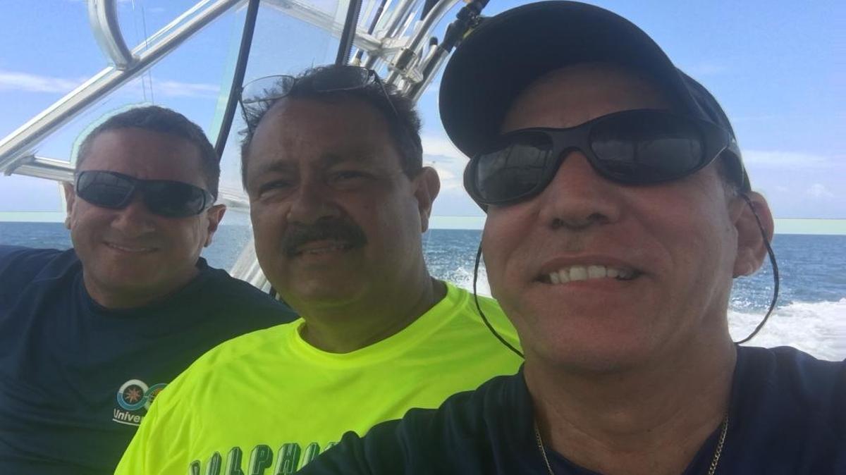 Alex Antelo, Juan León y el capitán Manuel Rodríguez-Lestón (de izq. a der.) a bordo de una embarcación en el torneo de pesca Dolphin Derby en Miami.