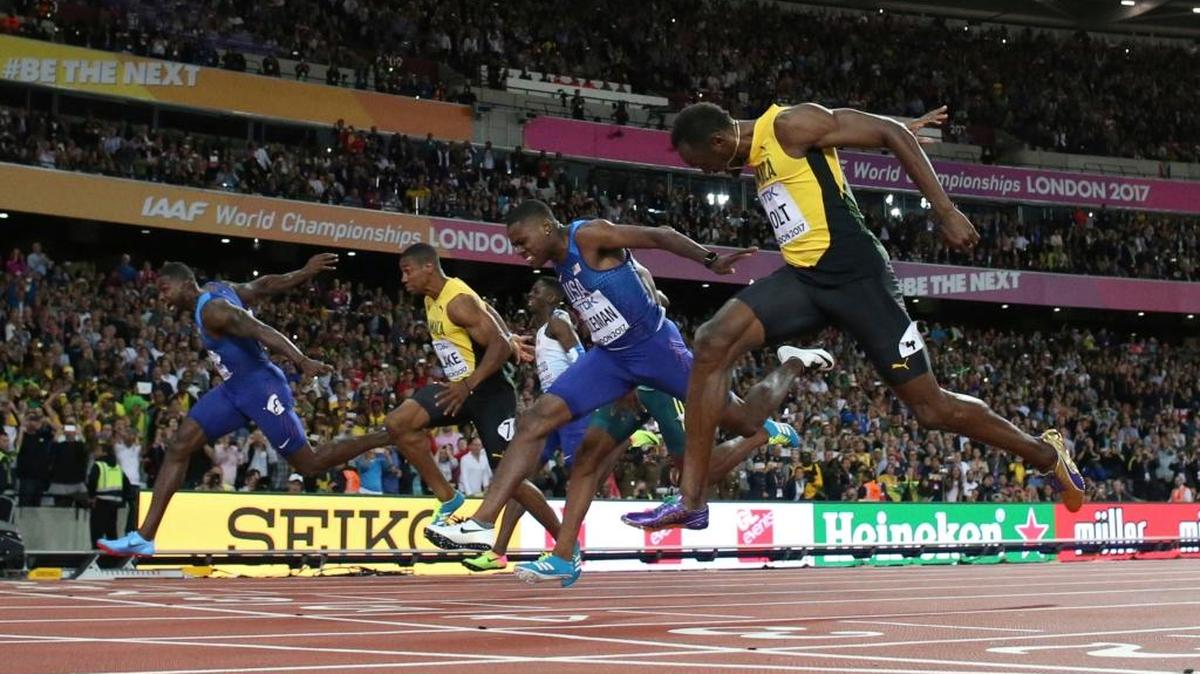 Justin Gatlin (izq.) deja tercero a Usain Bolt (der.) en la finalísima de los 100 planos en el mundial en Londres, el sábado.