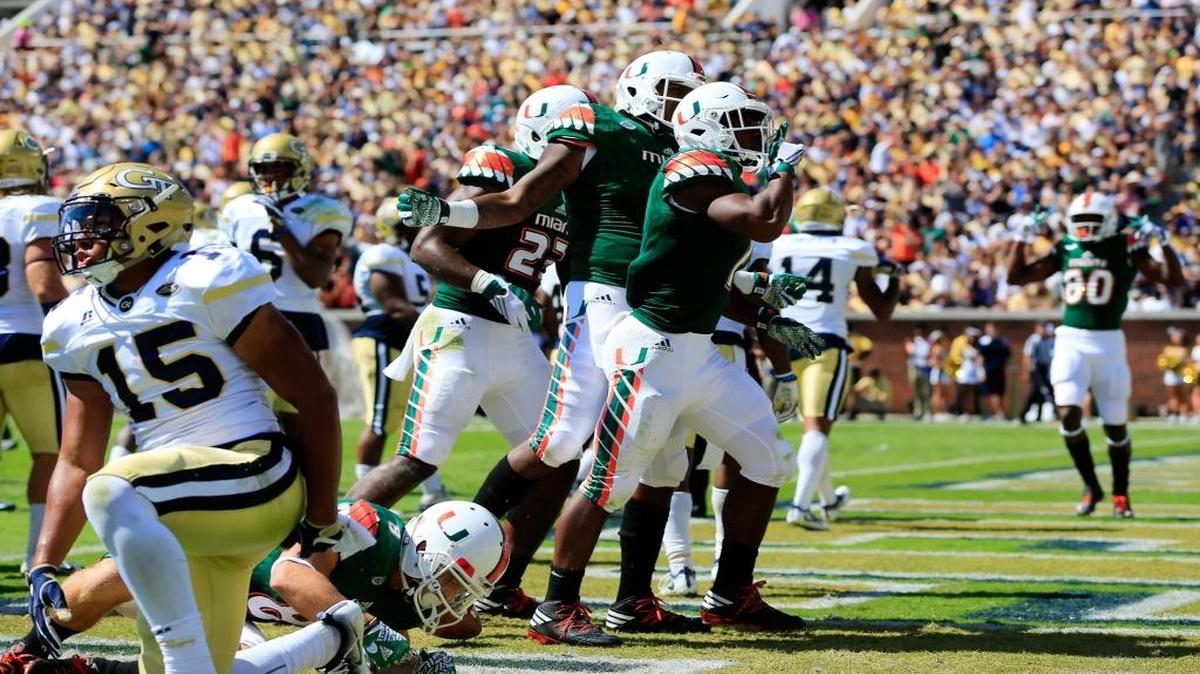 Mark Walton, de los Huracanes de la Universidad de Miami, celebra tras anotar un touchdown contra los Yellow Jackets de Georgia Tech, en el Bobby Dodd Stadium en Atlanta, el sábado 1 de octubre del 2016. Miami venció 35-21.