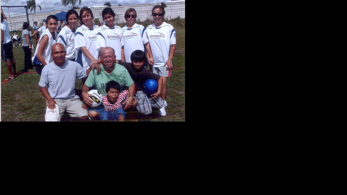 
Conjunto del Pamplona con su capitana Fanny Huamán y su entrenador Oscar Gallarday.
