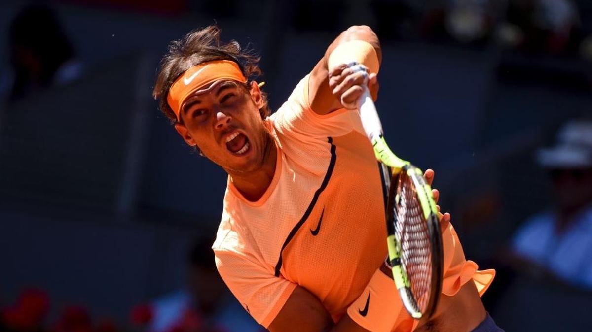 El español Rafael Nadal devuelve una pelota ante Andrey Kuznetsov, en el partido cele brado el 3 de mayo del 2016 en Madrid.