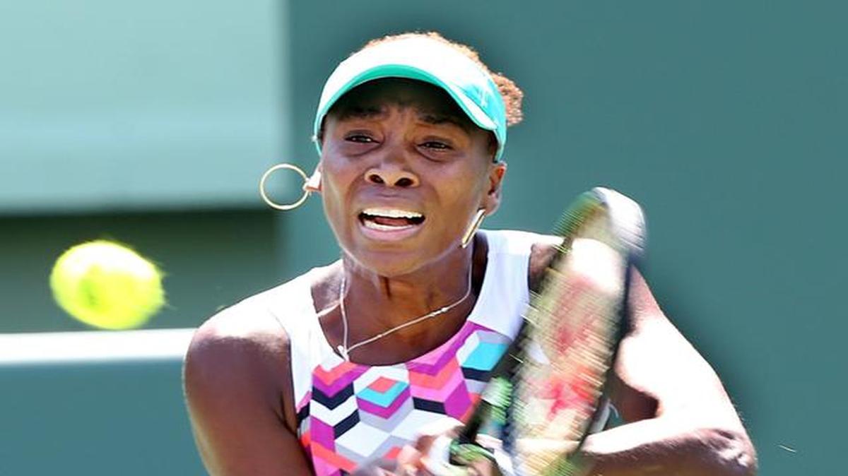 
Venus Williams superó 6-3 y 7-6 (1) a la favorita danesa Caroline Wozniacki, la quinta mejor jugadora del mundo, y avanzó a cuartos por primera vez desde el 2012.
