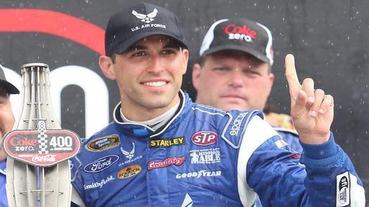 
Aric Almirola celebra luego de ganar la Coke Zero 400, en julio pasado en el autódromo de Daytona.
