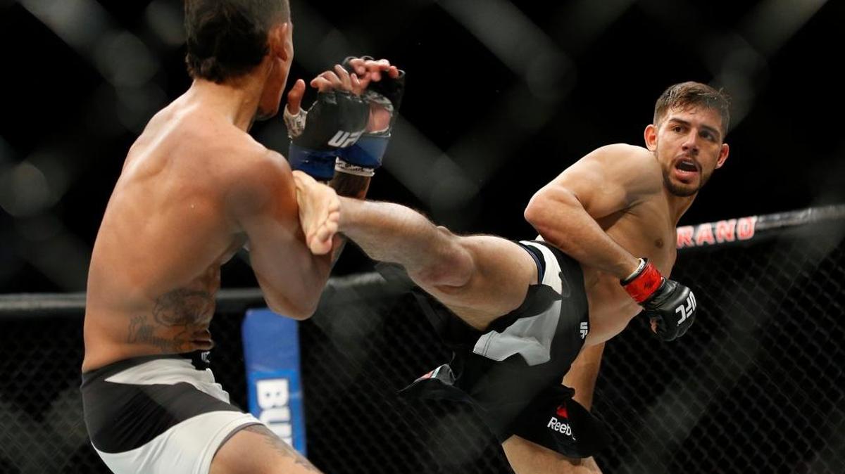 Yair Rodríguez patea a Andre Fili en la pelea del 23 de abril del 2016, en Las Vegas. (AP Photo/John Locher)
