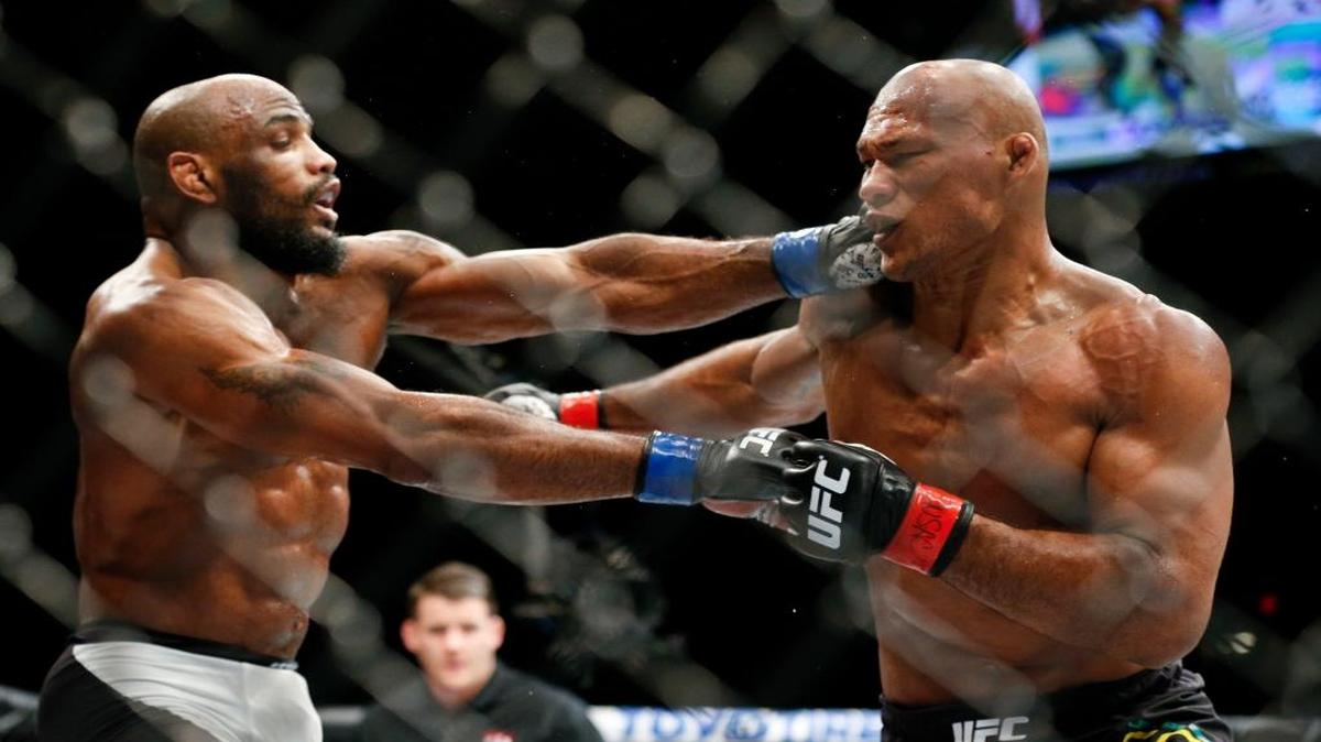 El cubano Yoel Romero (izq.) lanza un golpe al brasileño Ronaldo Souza, durante la pelea de artes marciales mixtas, el 12 de diciembre del 2015 en Las Vegas.