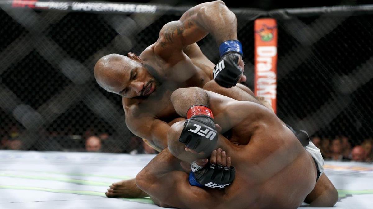 Yoel Romero (izq.) en su pelea con Ronaldo Souza el 12 de diciembre del 2015 en Las Vegas. El cubano se enfrentará contra el excampeón de peso medio Chris Weidman (13-1) en la UFC 205 en el Madison Square Garden, en Nueva York, el próximo sábado en una cartelera de pago por ver.
