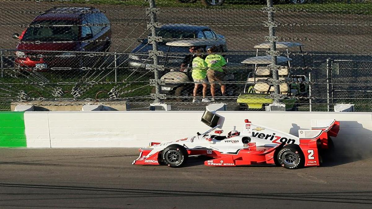 
El colombiano Juan Pablo Montoya choca contra un muro en la carrera del sabado en la serie IndyCar.
