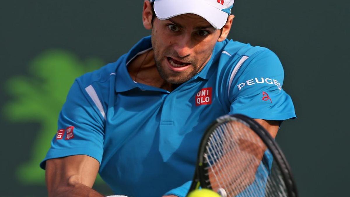 Novak Djokovic returna una pelota contra el portugués Joao Sousa en el Miami Open en el Tennis Center en Crandon Park, el domingo 27 de marzo del 2016.