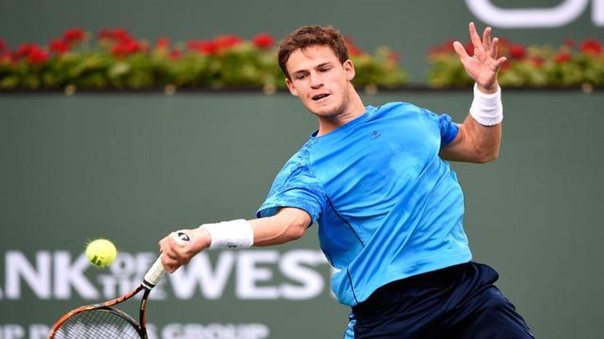 
Diego Schwartzman retorna una bola en un partido contra Roger Federer, el 15 de marzo del 2015. El argentino perdió 4-6, 7-5, 6-4 ante el belga Arthur De Greef y fue eliminado el martes 7 de abril en Casablanca, Marruecos.


