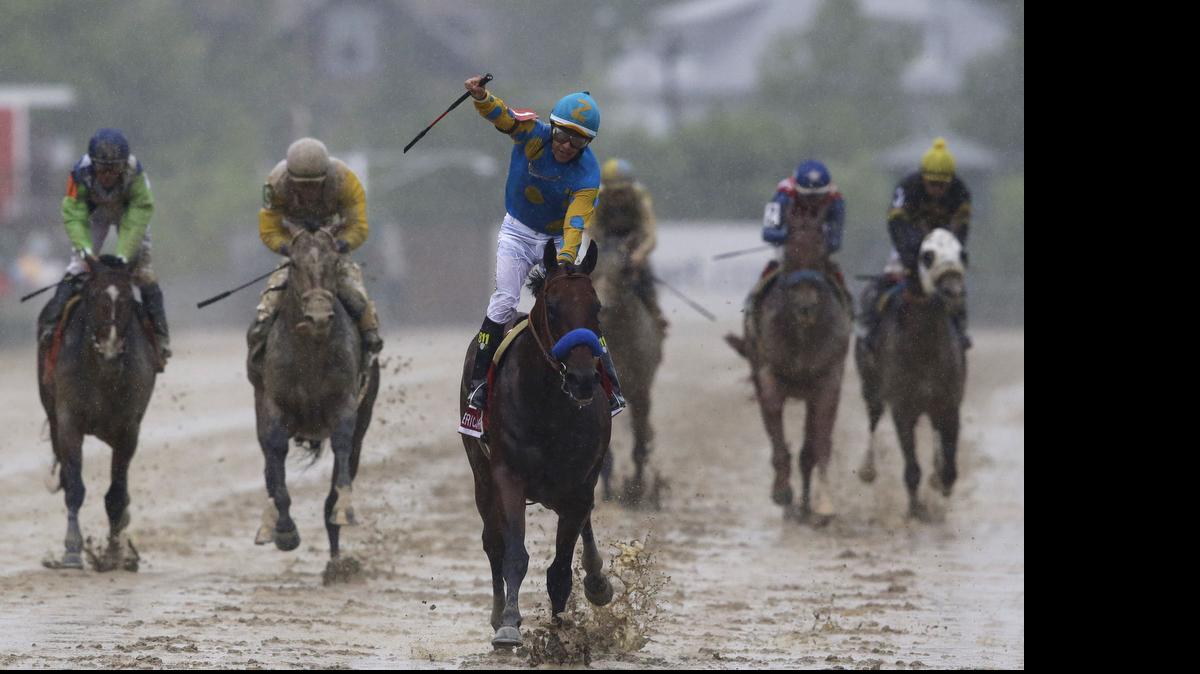 
American Pharoah, conducido por el jinete mexicano Víctor Espinoza gana la 140 edición del Preakness Stakes en el Pimlico Race Course, la tarde del sábado 16 de mayo del 2015, en Baltimore, Maryland.
