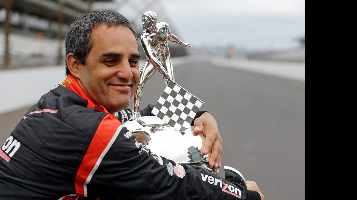 
Juan Pablo Montoyase abraza al trofeo de las 500 Millas de Indianápolis, que ganó en mayo pasado.
