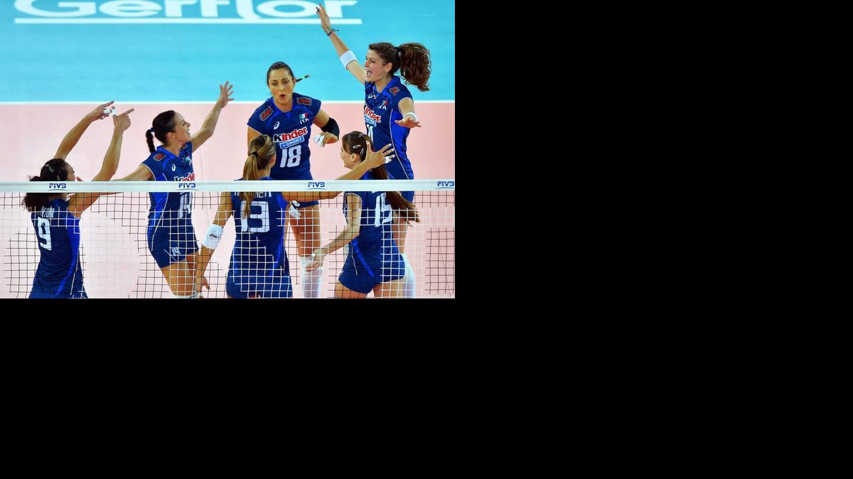 
JUGADORAS DE Italia celebran un punto durante la victoria ante Argentina, el jueves durante el Campeonato Mundial Femenino de Voleibol, en Roma, Italia.
