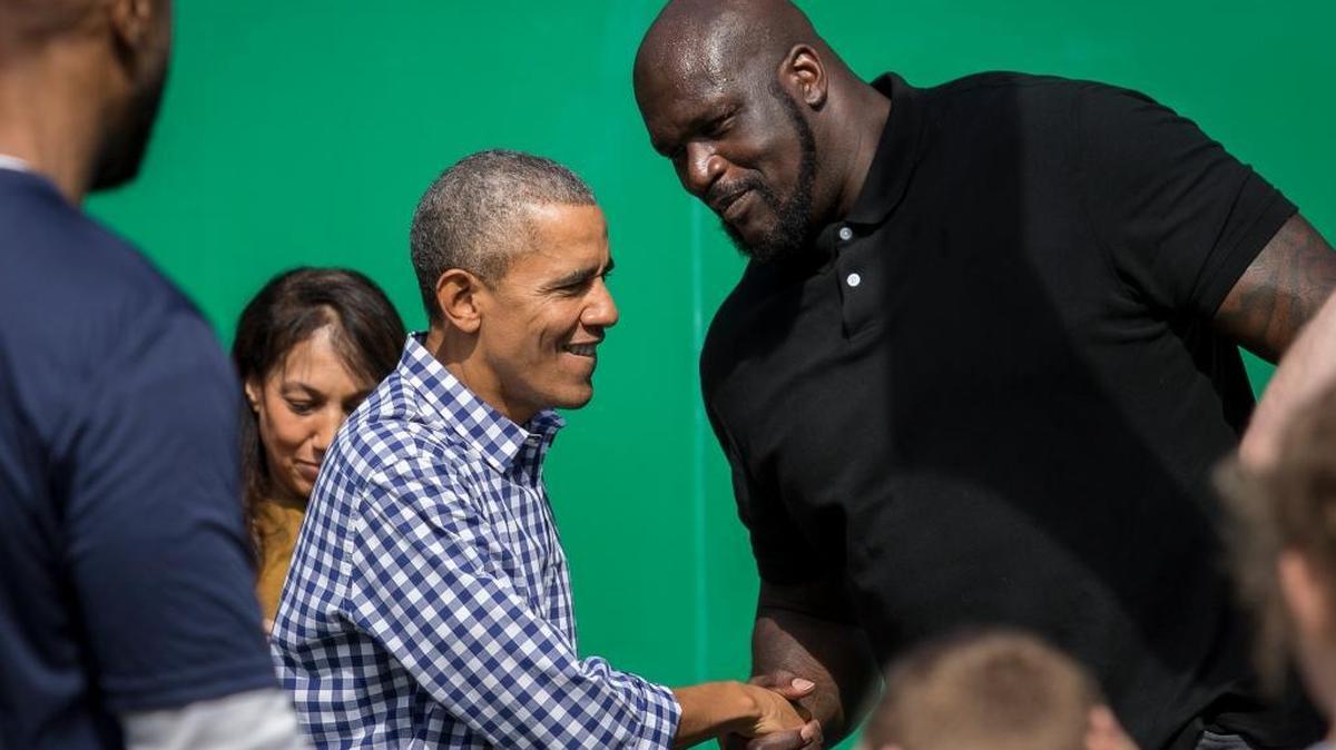 El presidente Barack Obama y Shaquille O'Neal se estrechan la mano, el 28 de marzo del 2016 en la Casa Blanca.