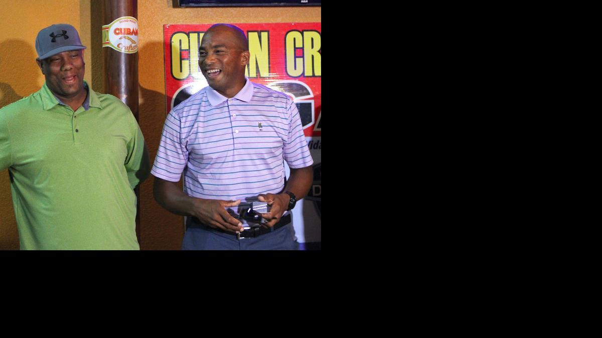 
Los hermanos Liván y Orlando Hernández bromean antes de la conferencia de prensa donde se anunció la segunda edición del evento benéfico “Con el golf en la sangre’’, este miércoles 12 de noviembre en Cuban Crafters Cigars, en Miami.
