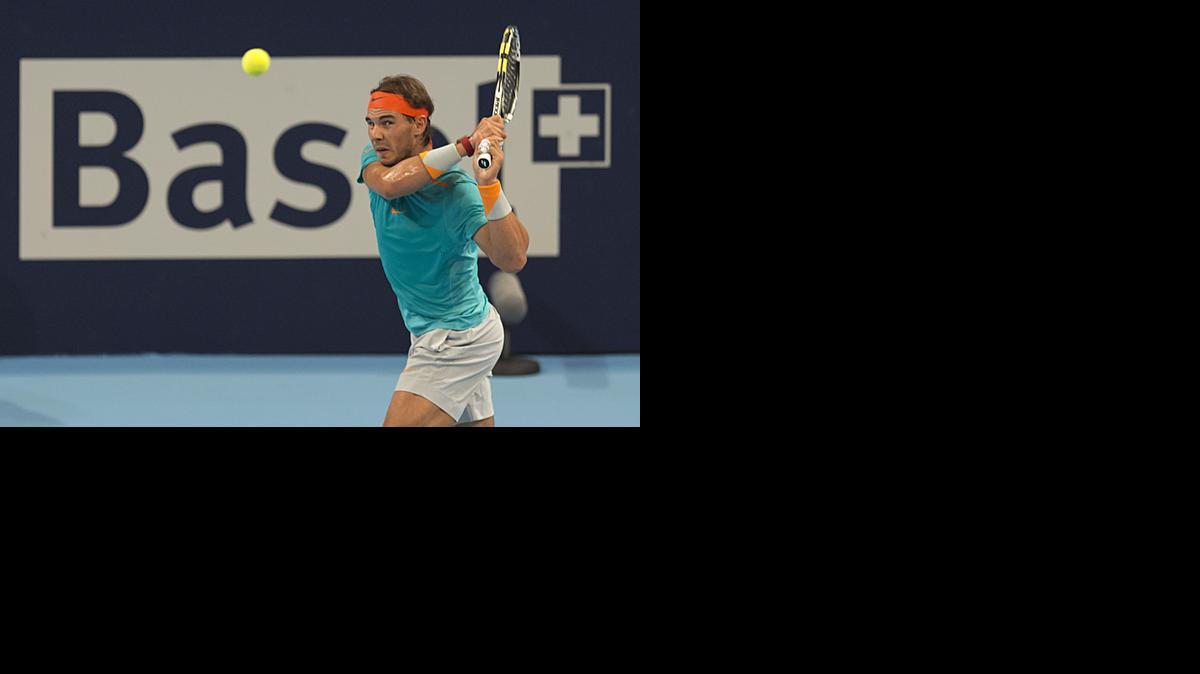 
El español Rafael Nadal retorna la bola ante el italiano Simone Bolelli.


