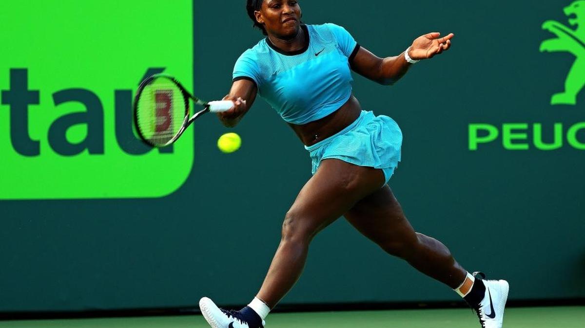 LA ESTADOUNIDENSE Serena Williams se dispone a pegarle a la bola para retornarla al campo de su rival Zarina Diyas a quien derroto en el Abierto de Miami, el sábado en Crandon Park Tennis Center en Key Biscayne, Florida.