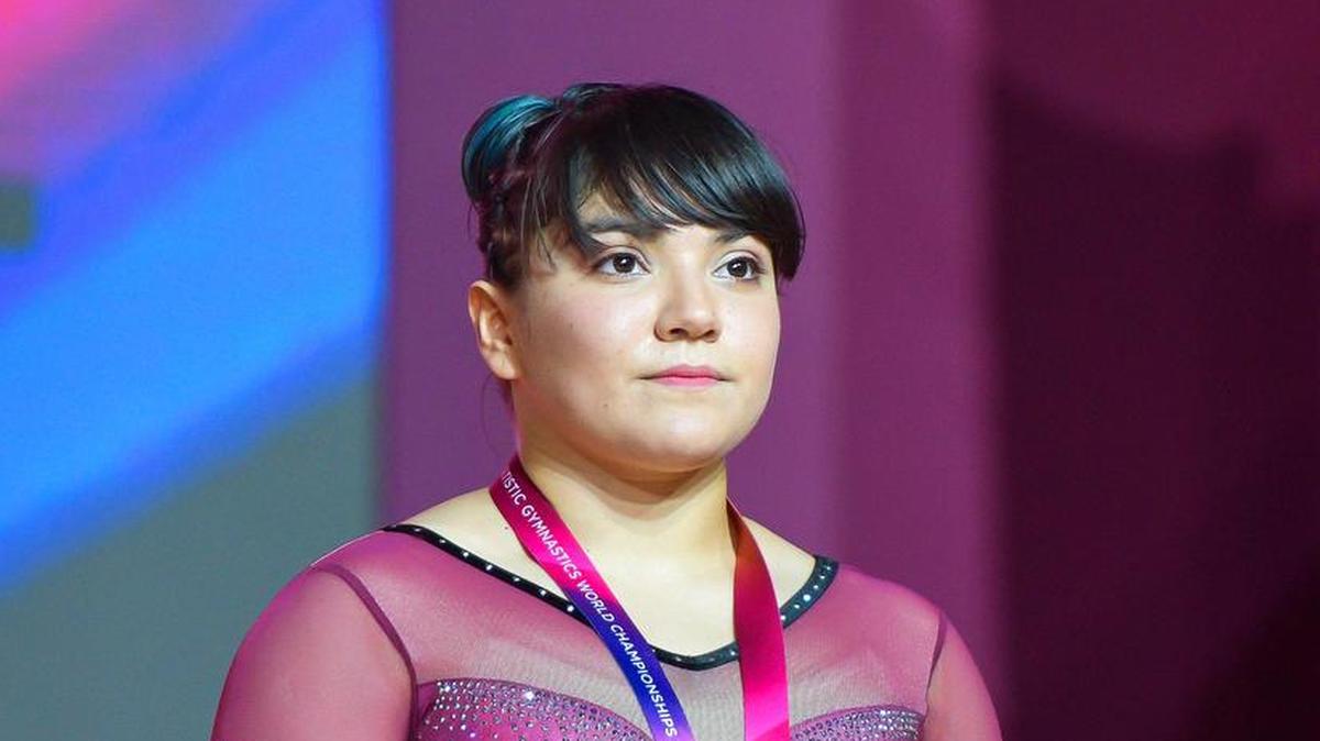 La gimnasta mexicana Alexa Moreno celebra en el podio la medalla de bronce conseguida en la prueba de salto del Mundial de Gimnasia Artística que se disputa en Doha, Catar, el 2 de noviembre de 2018.