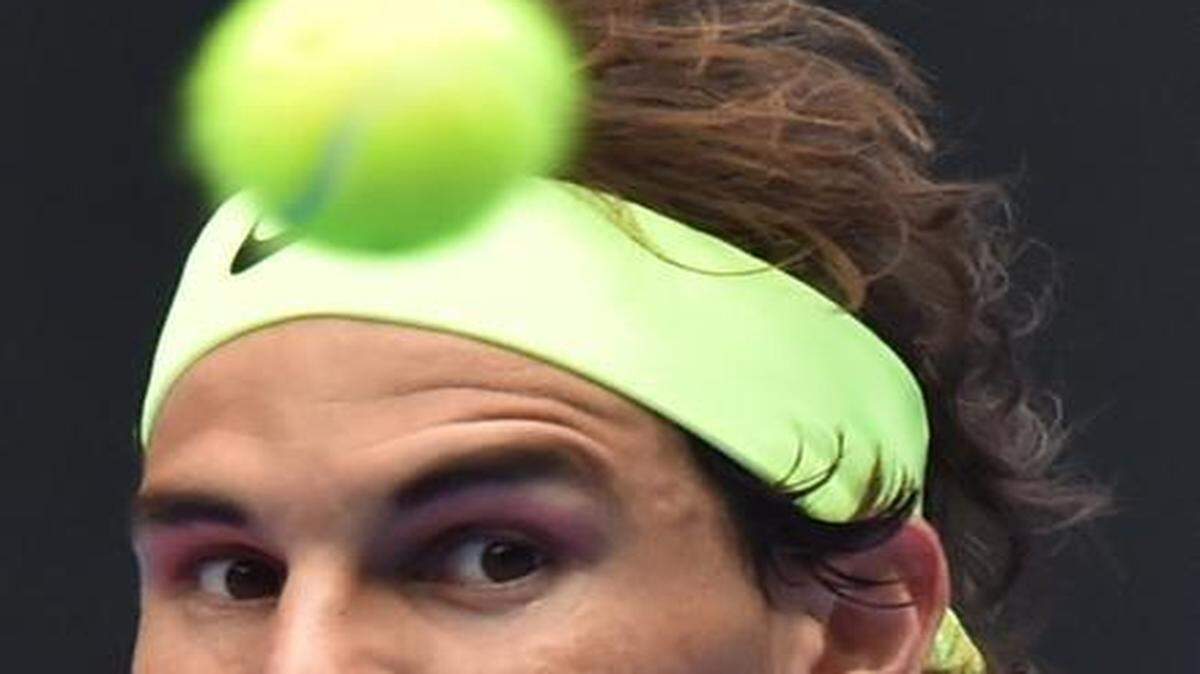 
Rafael Nadal observa la pelota en un partido contra el checo Tomas Berdych en el Abierto de Australia, el 27 de enero del 2015.


