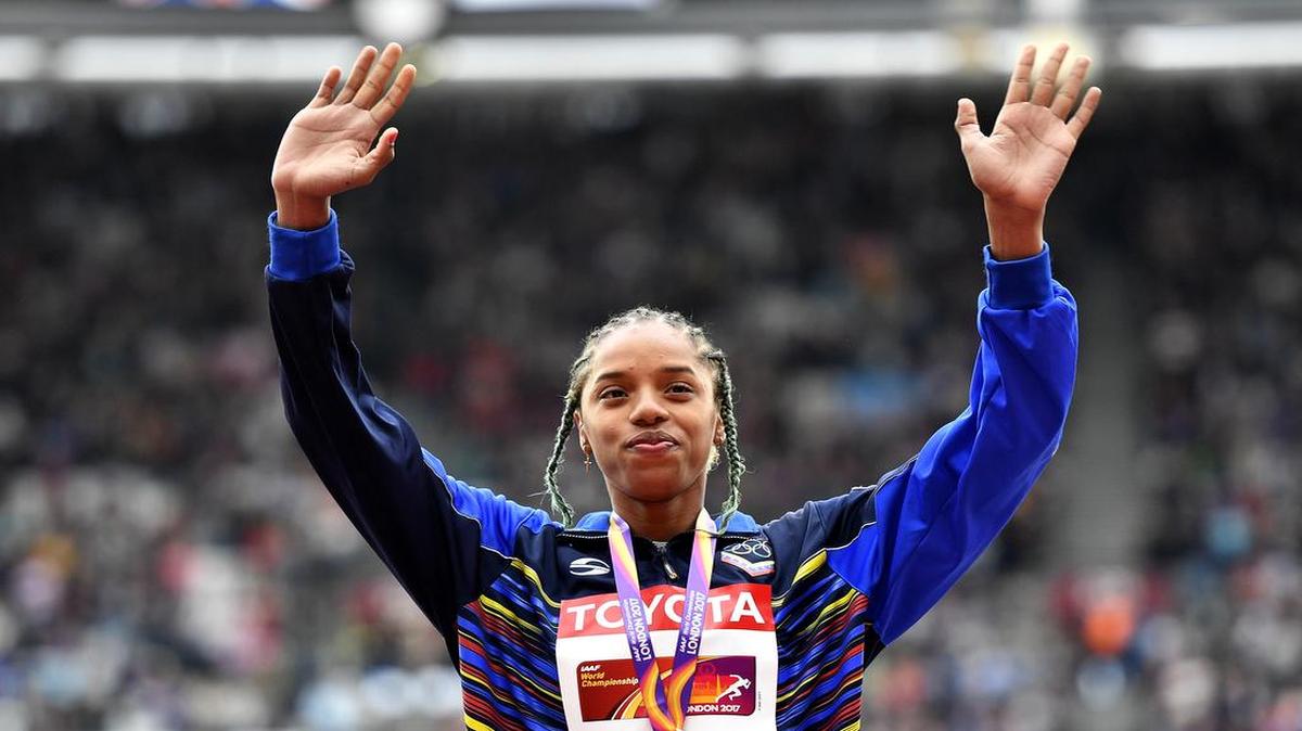 Yulimar Rojas saluda luego de recibir la medalla de oro que ganó en triple salto en el Mundial de Atletismo de Londres, el 8 de agosto del 2017.