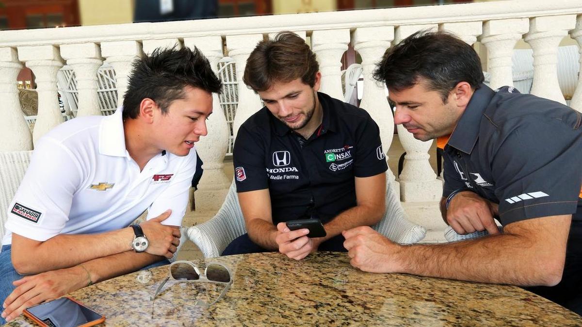 
Los pilotos colombianos Sebastián Saavedra y Carlos Muñoz y el español Oriol Servia (de izq. a der.) durante la promoción de las 500 Millas de Indianápolis, el martes 19 de mayo del 2015 en el Trump Doral, en Miami.
