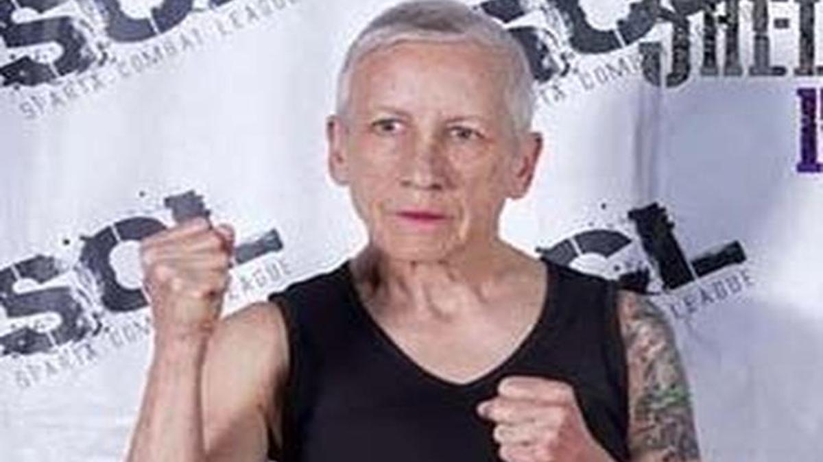ANN PÉREZ, de 69 años de edad, realiza combates en las artes marciales mixtas.