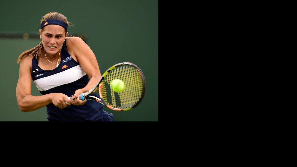 
Mónica Puig, de Puerto Rico, en acción contra Nicole Gibbs, en el BNP Parisbas Open en el Indian Wells Tennis Garden, el 11 de marzo del 2015 en Indian Wells, California.
