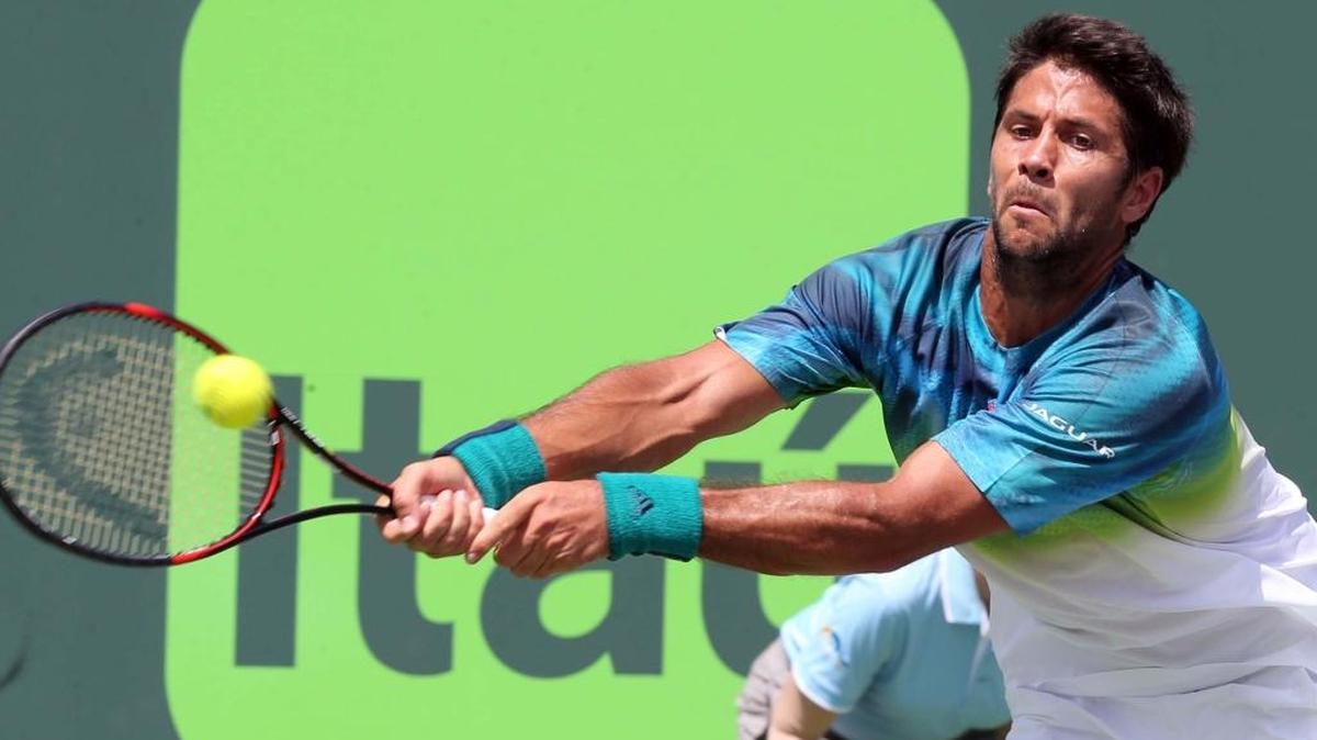 FERNANDO VERDASCO de España retorna la bola al campo de Gilles Muller durante la victoria sobre Luxemburgo en el Abierto de Miami el miércoles en Crandon Park Tennis Center de Key Biscayne, Florida.
