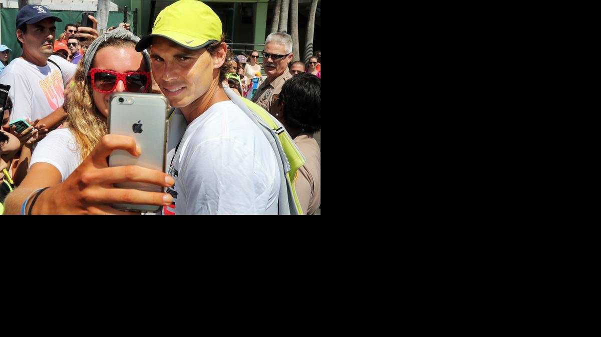 <cutline_leadin>Rafael Nadal </cutline_leadin>posa para un selfie con una aficionada en el Miami Open, en la tarde del martes en Key Biscayne.