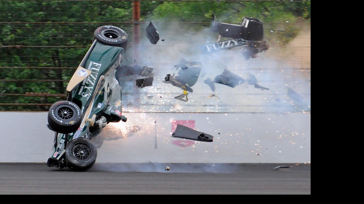 
El bólido de Ed Carpenter se destruye tras un choque en las pruebas de clasificación de Indianápolis, el domingo. En un coche de reemplazo Carpenter se clasificó en el puesto 12.
