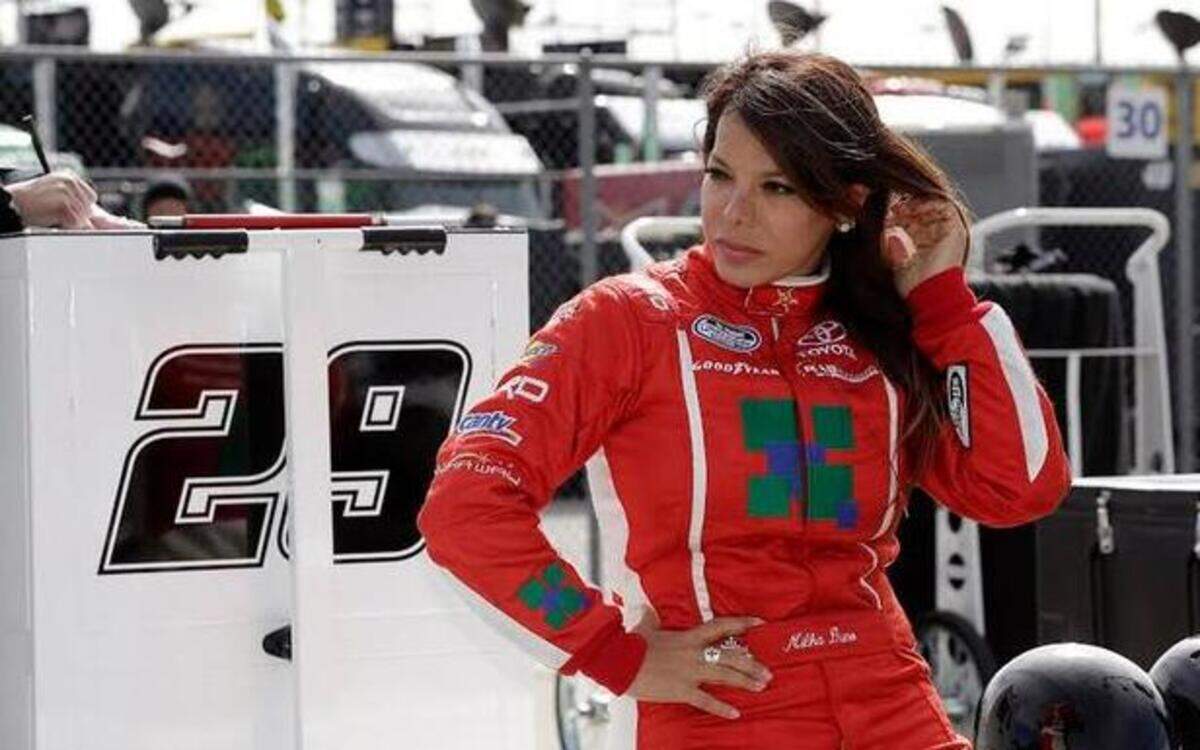 
Milka Duno toma un receso en el Kansas Speedway el 4 de octubre del 2014.


