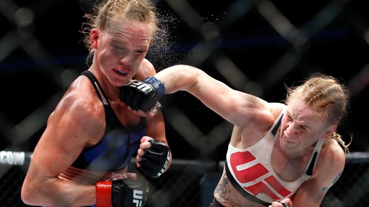 Valentina Shevchenko, de Kirguiztán y residente en Perú, golpea a Holly Holm durante la pelea de artes marciales mixtas en Chicago, el 23 de julio del 2016.