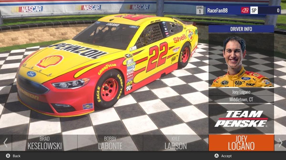 Joey Logano, con su bólido #22 Shell Pennzoil Ford, en la portada de su video juego.