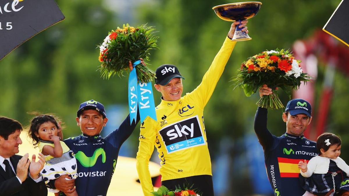 El colombiano Nairo Quintana (izq.) en el podio de premiación del Tour de Francia el 26 de julio del 2015. En el centro el ganador de la prueba, el británico Chris Froome y el español Alejandro Valverde, tercer lugar.
