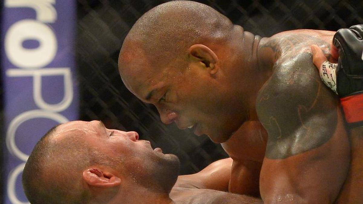 Héctor Lombard (arriba) pelea con Dan Henderson en el UFC 199 en The Forum el 4 de junio del 2016 en Inglewood, California.
