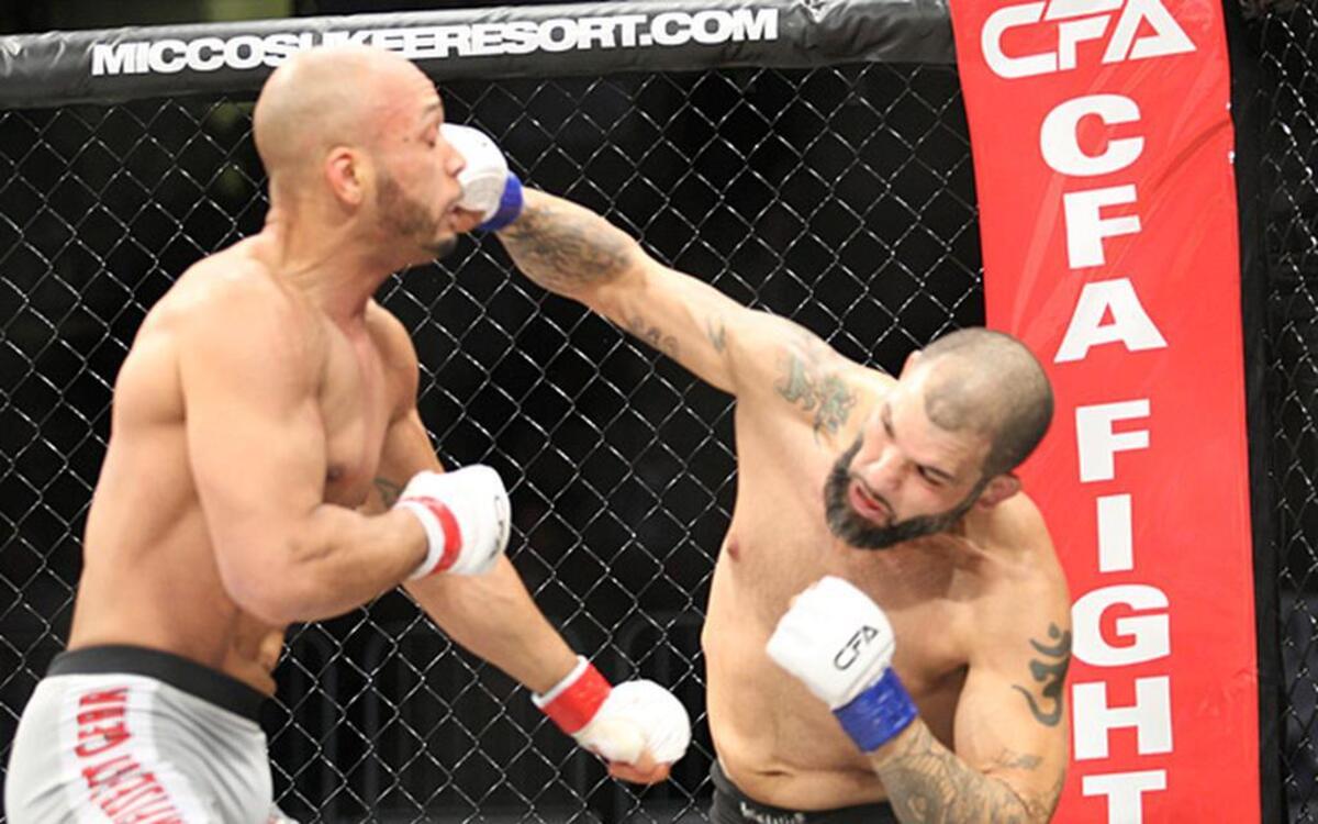 El venezolano Omar Delgado lanza la derecha contra Byron Byrd en una pelea de artes marciales mixtas.