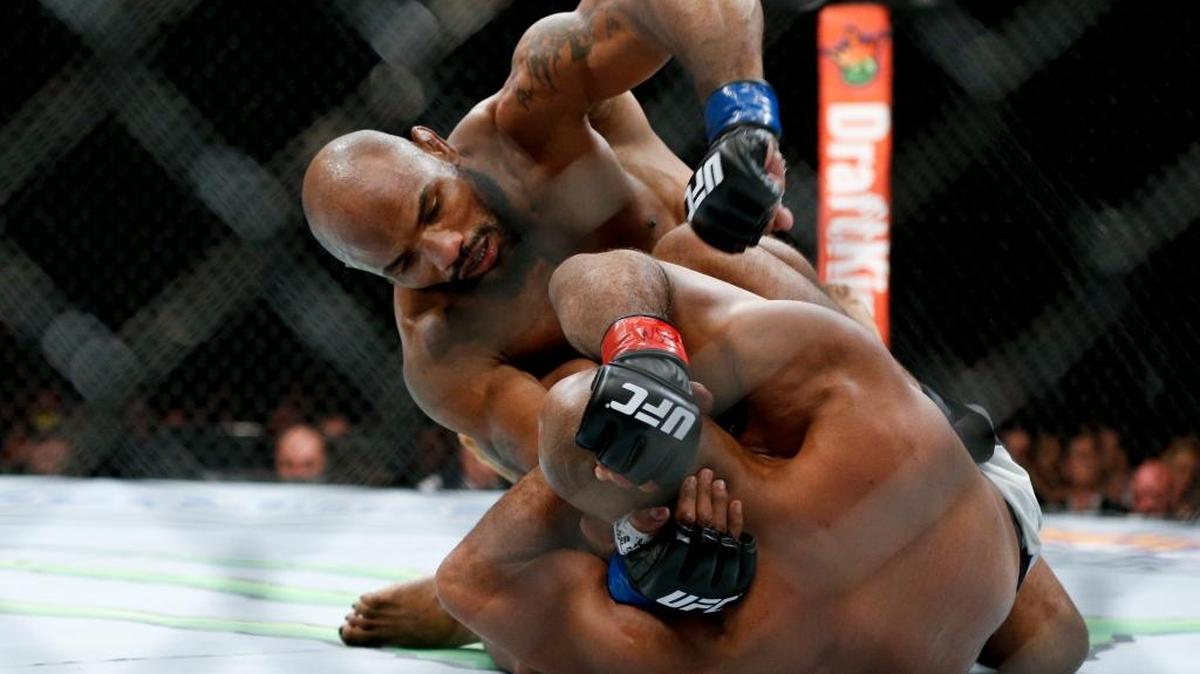 Yoel Romero castiga a Ronaldo Souza (abajo) en una pelea de artes marciales mixtas, el 12 de diciembre del 2015, en Las Vegas.