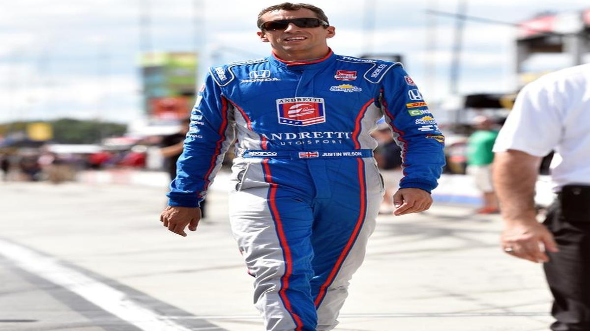 
Justin Wilson, de Inglaterra, camina hacia los pits en la clasificación para las 500 Millas de Pocono, el sábado 22 de agosto del 2015, en Long Pond, Pa.
