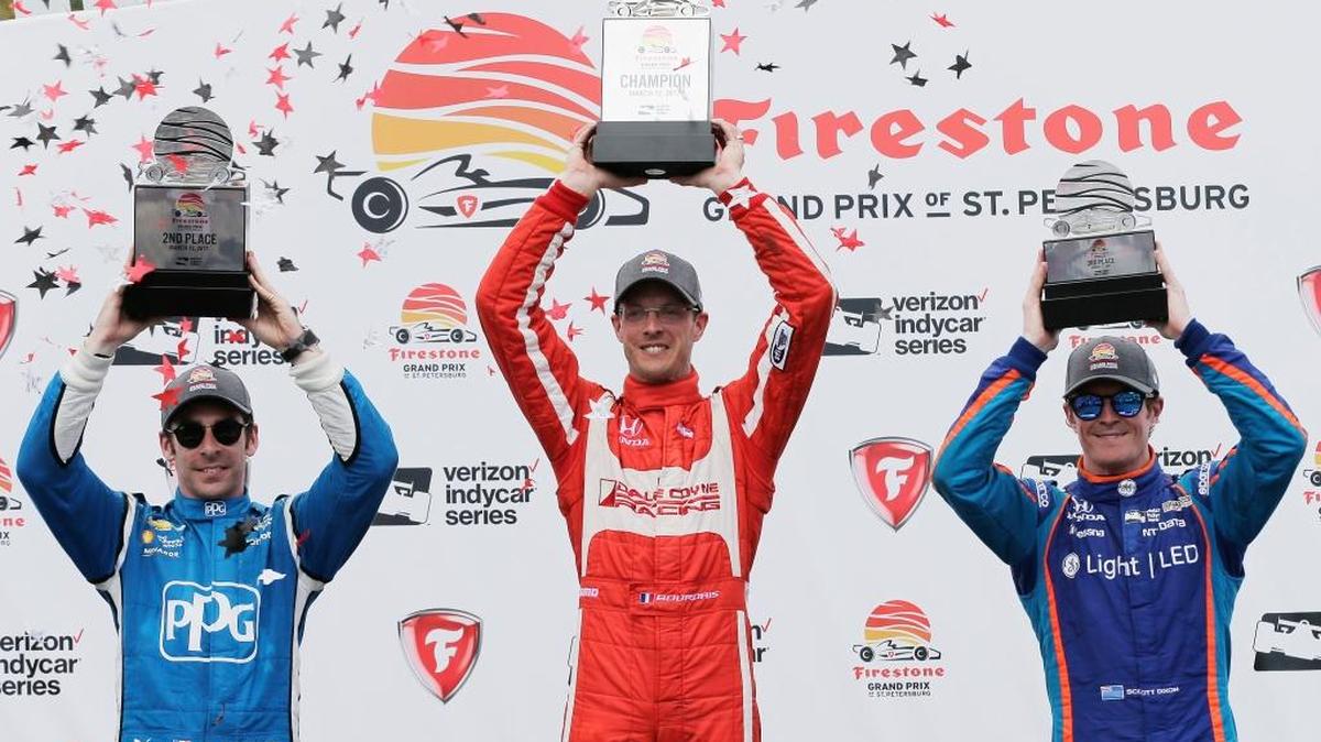 Sebastien Bourdais (centro), de Francia; Simon Pagenaud (izq.), de Francia; y Scott Dixon, de Nueva Zelanda, en el podio, en el inicio de la temporada de la Serie IndyCar, el domingo 12 del 2017, en St. Petersburg, Florida.