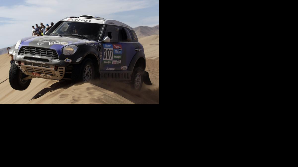 
El piloto polaco Krzystztof Holowczyc y su copiloto francés Xavier Panseri del equipo Mini durante la cuarta etapa del del Rally Dakar 2015 entre Chilecito, Argentina, y la ciudad chilena de Copiapó.
