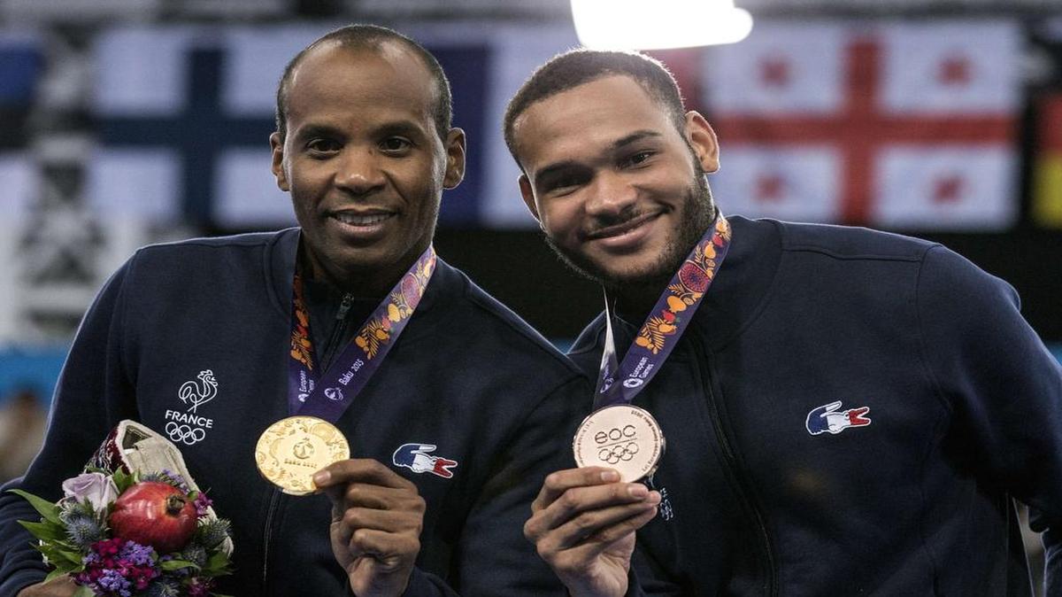 
El campeón de espada Iván Trevejo (izq.) posa con su compañero del equipo francés Daniel Jerent, medallista de bronce, el 24 de junio del 2015 en Bakú, Azerbaiyán.
