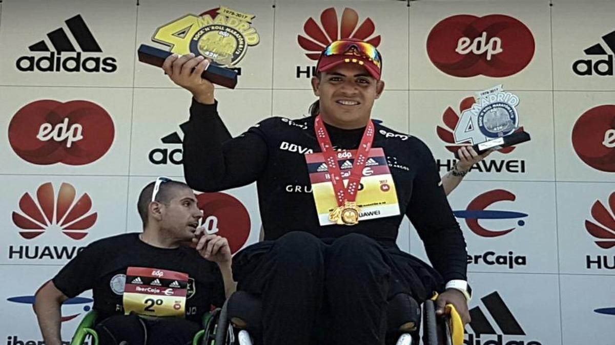 El colombiano Francisco Sanclemente muestra su trofeo luego de ganar el Maratón de Madrid, en la categoría Silla Atlética, el domingo 23 de abril del 2017. Sanclemente recorrió los 42 kilómetros en 2 horas 37 minutos.
