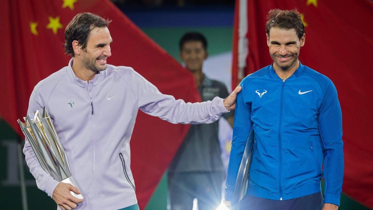 Roger Federer (der.) sonríe con Rafael Nadal en la premiación del Masters de Shanghai donde el suizo derrotó al español en la final, celebrada el 15 de octubre del 2017.