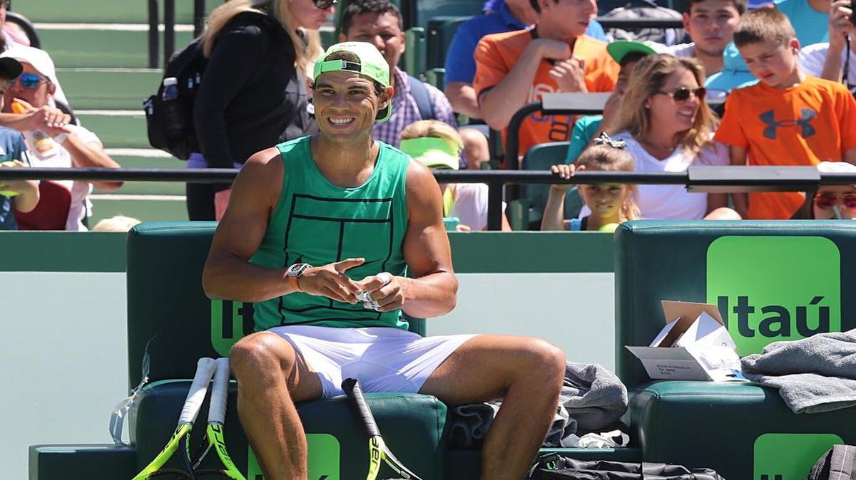 El español Rafael Nadal toma un descanso durante una práctica este martes 21 de marzo del 2017 en el Miami Open, torneo que se celebra en Key Biscayne, Florida.