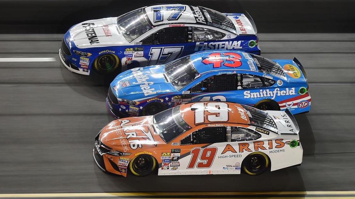 El mexicano Daniel Suárez, en el coche #19 ARRIS Toyota; el cubanoamericano Aric Almirola, en el #43 Smithfield Foods Ford; y Ricky Stenhouse Jr., en el #17 Fastenal Ford, durante el duelo de la Monster Energy NASCAR Cup Series, en el Autódromo Internacional de Daytona, la noche del jueves 23 de febrero del 2017 en Daytona Beach, Florida.